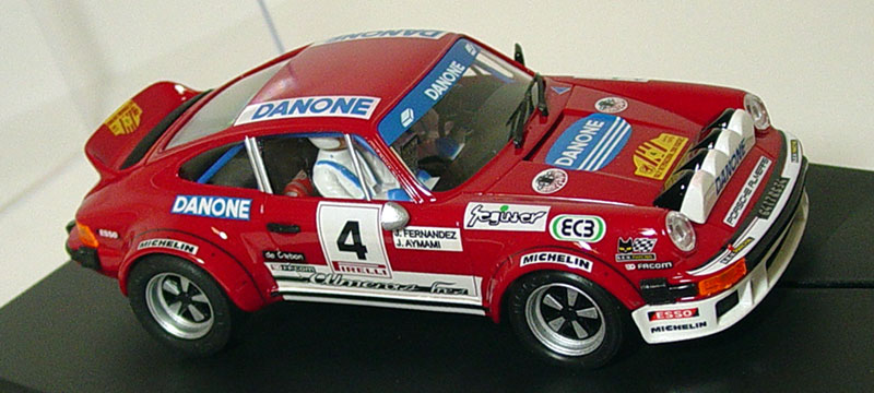 L'auto di Giuliano Porsche 934 ancora sul tavolo dei commissari di gara per le verifiche.